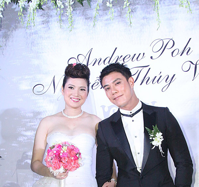 Tối ngày 27/7, đám cưới của Thúy Vinh và chú rể người Singapore đã được diễn ra trong không khí ấm áp.